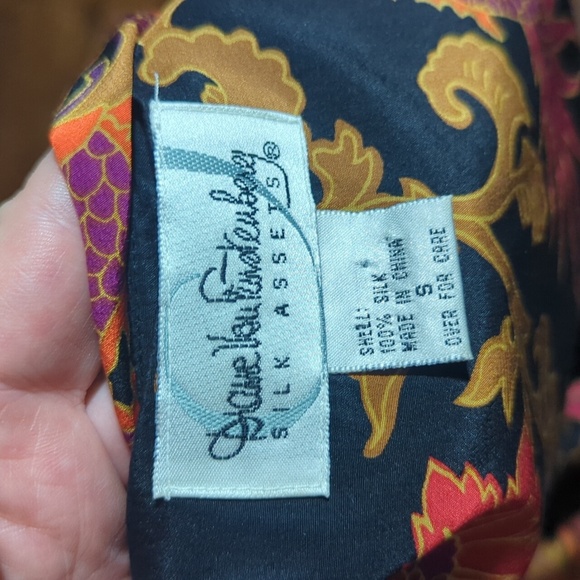 Diane Von Furstenberg 100% Silk Black and Red Dragon Print Tunic Sz S - Picture 8 of 10